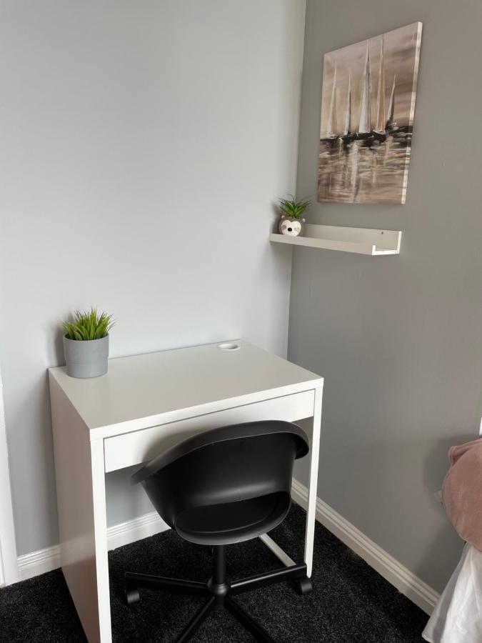 Spacious One Bedroom Flat, Entire Property. Greenock Eksteriør billede