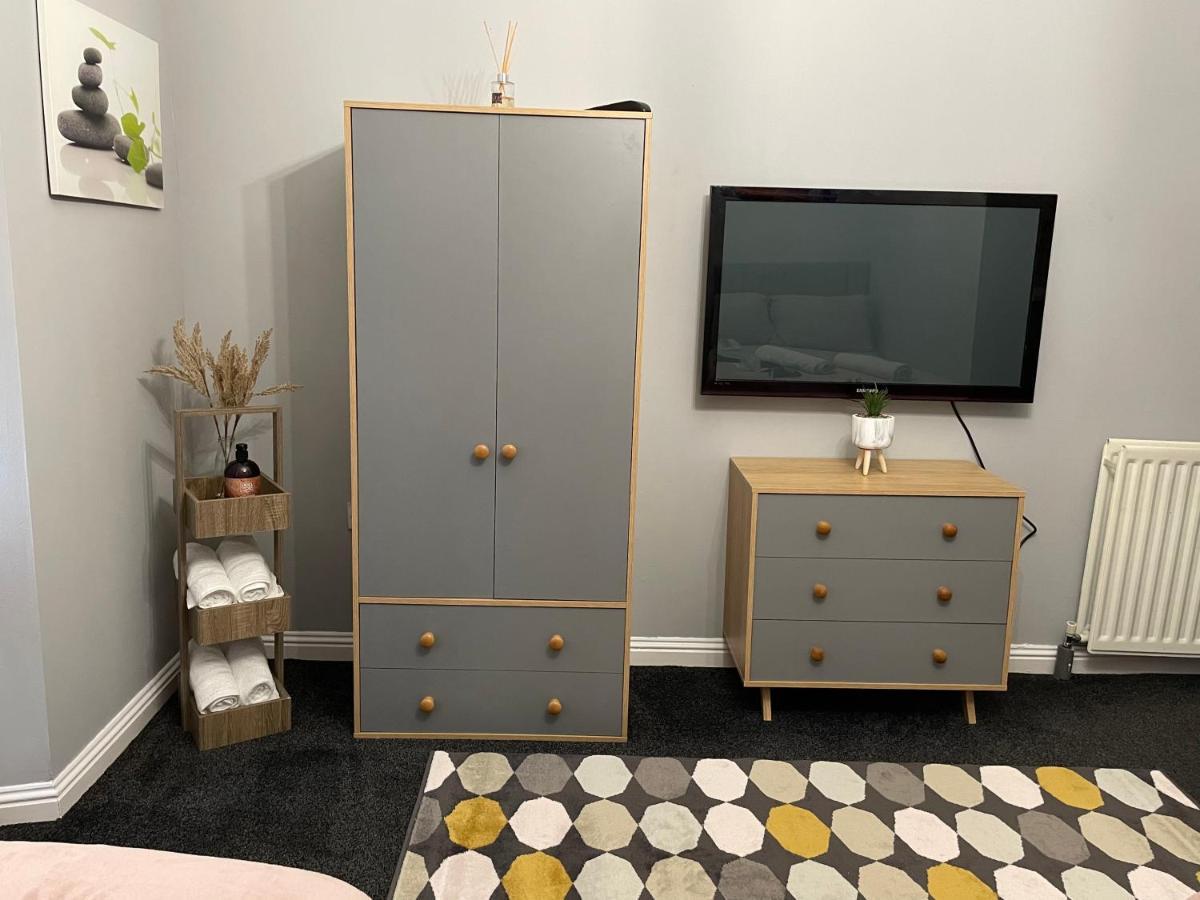 Spacious One Bedroom Flat, Entire Property. Greenock Eksteriør billede