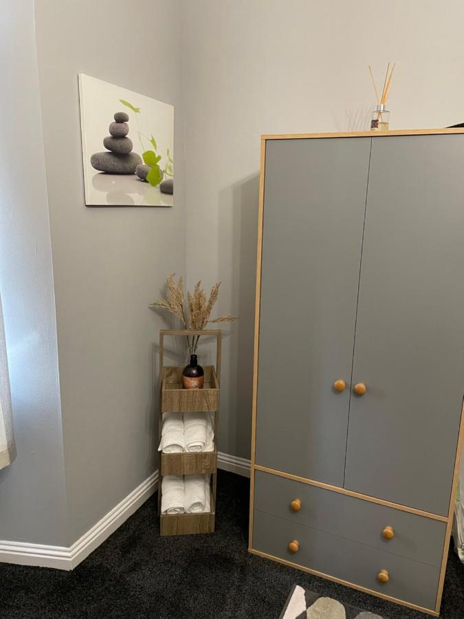 Spacious One Bedroom Flat, Entire Property. Greenock Eksteriør billede
