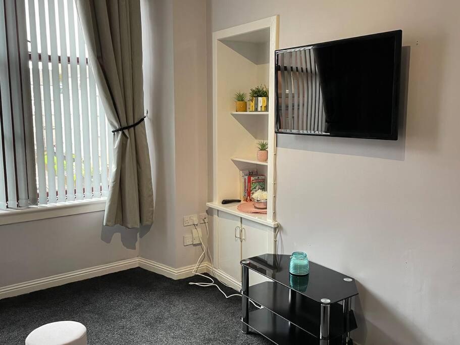 Spacious One Bedroom Flat, Entire Property. Greenock Eksteriør billede
