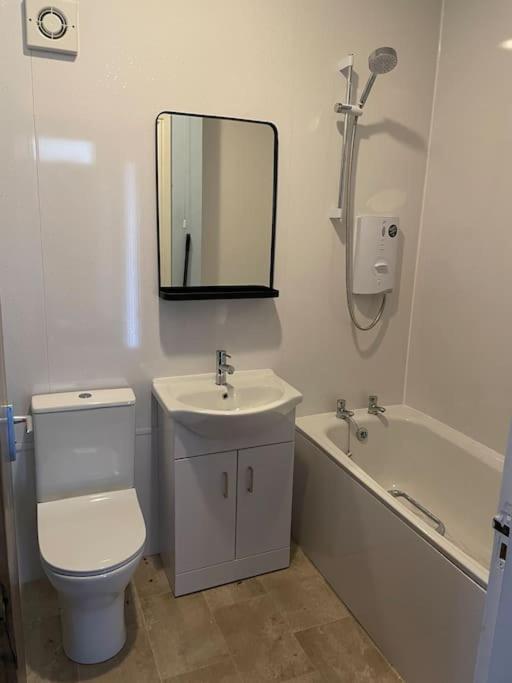Spacious One Bedroom Flat, Entire Property. Greenock Eksteriør billede